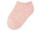 Chaussettes roses pâles, style minimaliste.