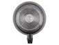 Le dessous d'une poêle noire Russell Hobbs avec un fond d'induction.
