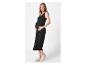 Robe noire portefeuille pour grossesse et baskets.