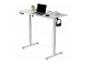 Bureau debout blanc avec un ordinateur portable, une souris, une plante, une tasse et un casque.