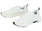 Deux paires de baskets blanches avec des panneaux en mesh.