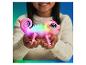 Un jouet de caméléon rose et lumineux dans les mains d'un enfant.