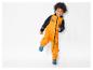 Un enfant porte une salopette de pluie orange avec un éléphant.