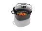 Une casserole noire avec un couvercle en verre remplie de légumes