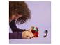 Un enfant construit un set LEGO Minecraft avec un squelette et un golem rouge.