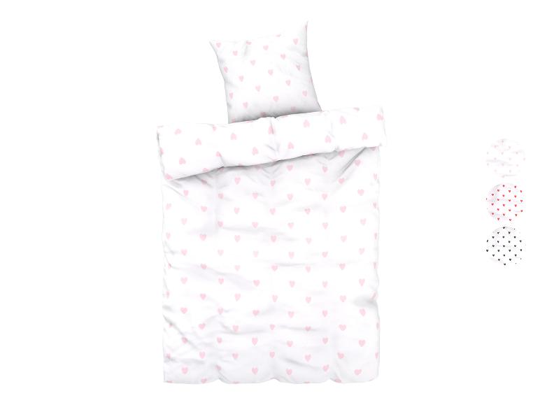 Housse de couette blanche avec des coeurs roses