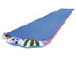 Un toboggan gonflable bleu avec des pois roses et un thème sous-marin.