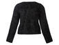 Un pull noir moelleux à manches longues.