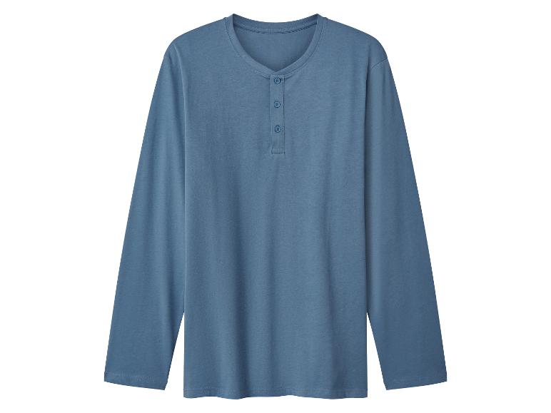 Un t-shirt Henley bleu à manches longues avec trois boutons sur fond blanc.