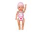 Poupée bébé en maillot de bain rose et bonnet de bain, un bras levé.