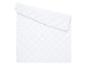 Une couette blanche matelassée pliée sur un fond blanc.