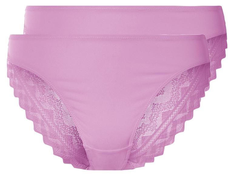 Deux culottes roses avec de la dentelle.