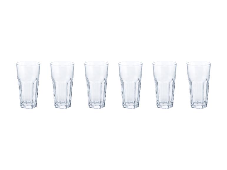 Six verres à eau transparents et vides, alignés sur un fond blanc.