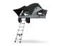 Tente de toit grise et noire avec une échelle extensible sur fond blanc.