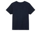 Un t-shirt bleu marine à manches courtes.