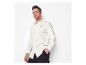 Homme élégant portant une chemise blanche en lin.