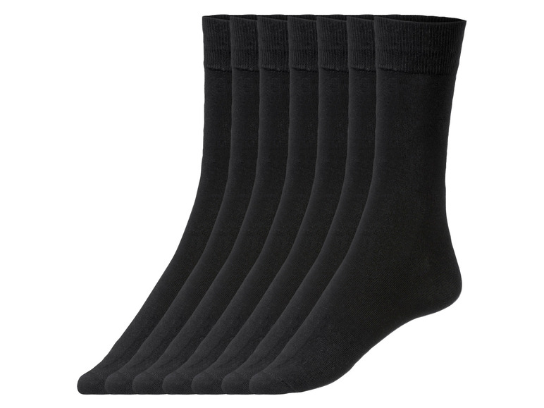 Six paires de chaussettes noires.