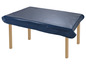 Une nappe bleu foncé sur une table en bois.