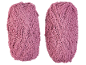 Deux tapis de bain roses texturés avec un motif chevron.