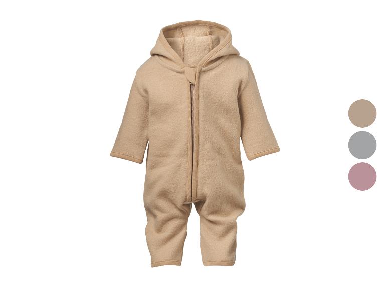 Combinaison bébé beige avec capuche et fermeture éclair, présentée avec des échantillons de couleurs.