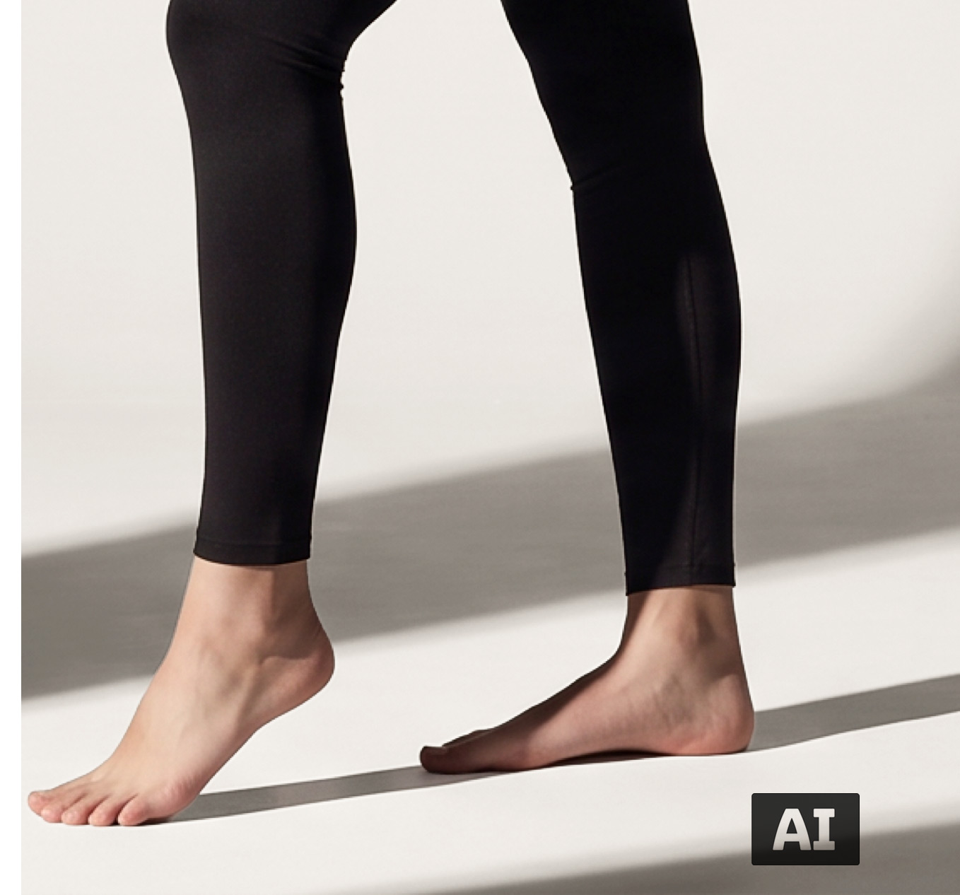 Cette image a été générée par IA : un mannequin féminin porte le caleçon thermique de couleur noire.