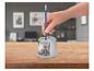 Taille-crayon et crayon bleu sur une table en bois.