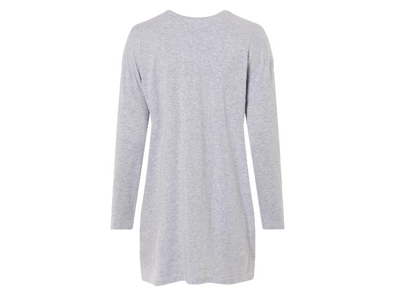 Un t-shirt gris à manches longues.