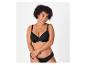 Femme souriante en soutien-gorge et culotte noirs