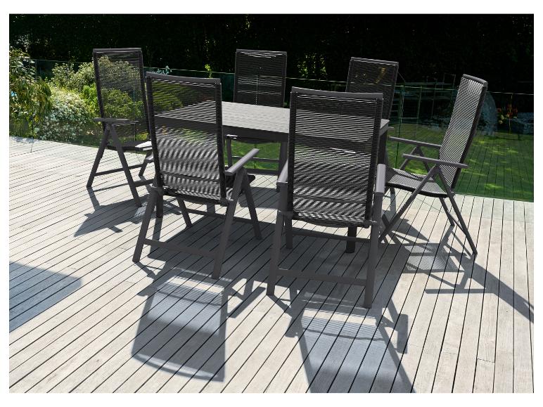 Ensemble de table et chaises de jardin grises, style moderne.