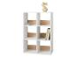 Étagère blanche à six compartiments avec des accents en bois, un vase et des livres.