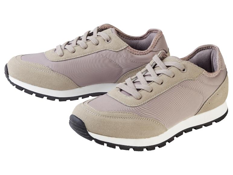 Deux paires de baskets beiges à lacets.