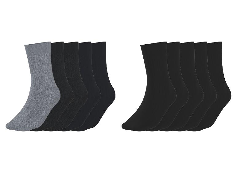 Dix chaussettes, cinq grises et cinq noires, disposées en deux groupes.