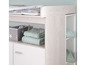 Une commode avec un matelas à langer, un tiroir et des étagères ouvertes.
