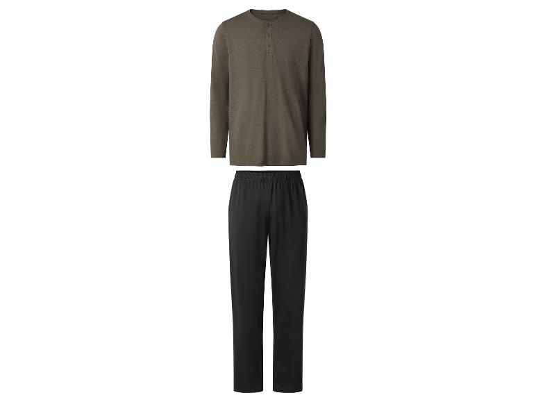 Pyjama homme : chemise marron à boutons et pantalon noir.