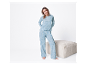 Pyjama femme bleu clair à imprimé cœurs.
