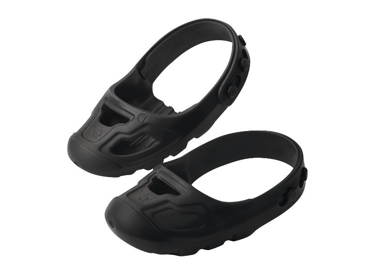 Une paire de sabots de jardin noirs avec des sangles sur fond blanc.