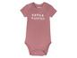 Un body bébé rose de Lupilu avec l'inscription 'Super Adorable'.