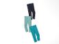 Trois leggings de couleurs différentes, dont bleu foncé, bleu clair et turquoise.