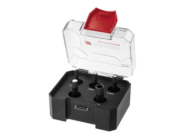 Jeu de forets dans une boîte noire avec couvercle rouge transparent