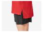 Haut rouge et short noir pour le sport.
