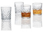 Trois verres avec un design gravé, deux avec du whisky.