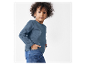 Un enfant portant un t-shirt bleu marine et un jean.