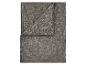Plaid polaire gris avec motif feuilles en relief, plié pour montrer les deux côtés.