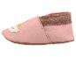 Chaussure de bébé rose avec un motif animal jaune et blanc sur le bout.