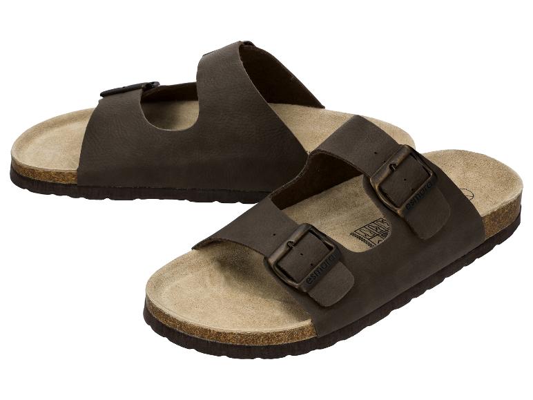 Une paire de sandales marron à deux brides avec boucles sur une semelle en liège.