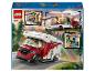 Camping-car LEGO City avec figurines et détails intérieurs sur une route de montagne.