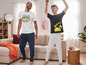 Deux hommes en pyjama avec des motifs Minion et Pikachu.