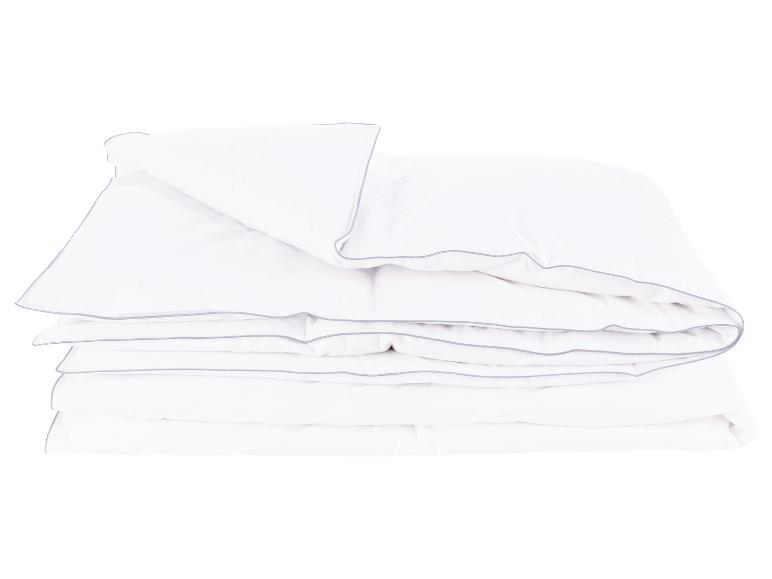 Une couette blanche avec un liseré gris, pliée