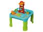 Table à sable et à eau avec accessoires, tels que moules, râteaux et pelles.