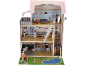 Maison de poupée en bois à trois étages avec piscine, jardin et mobilier moderne.